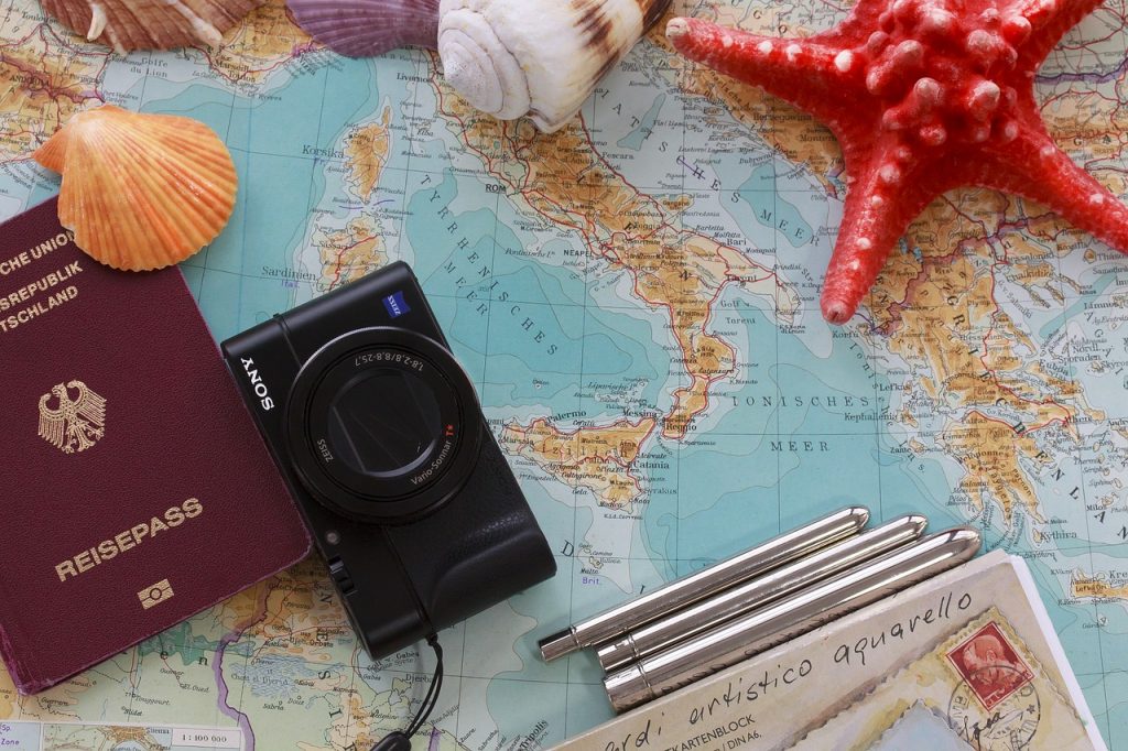 carte du monde appareil photo passeport étoile de mer coquillage