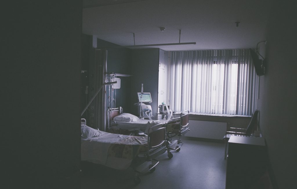 Salle d'hôpital avec deux lits