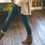 femme en jean gilet beige et bottines marron