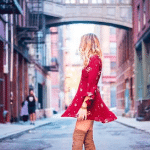 femme blonde avec une robe rouge et des cuissarde camel