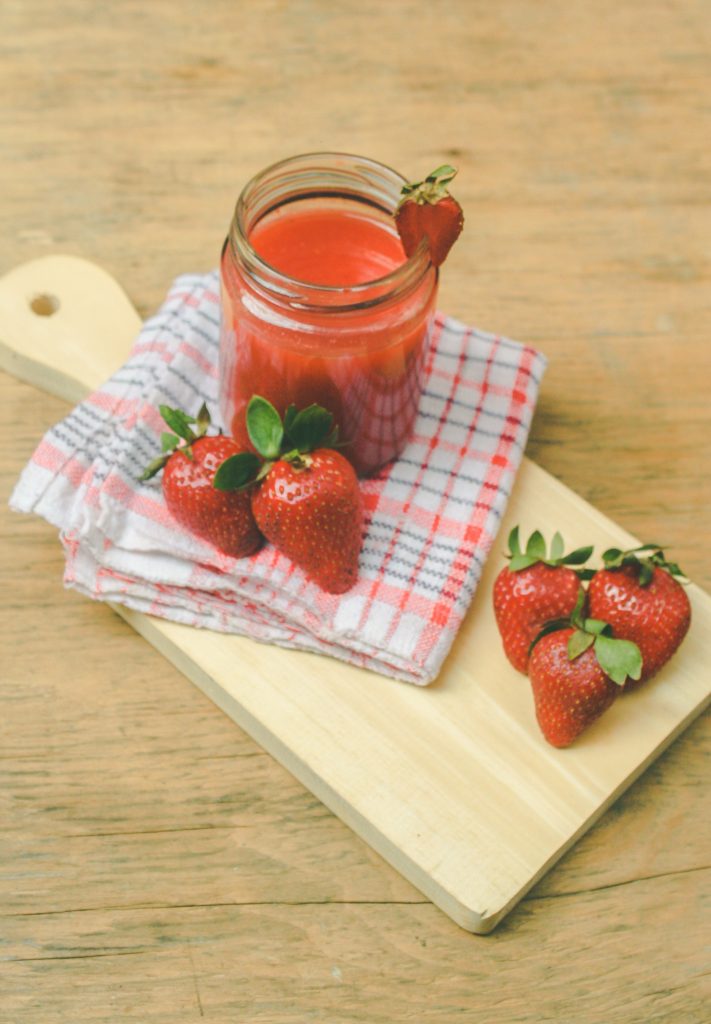 Soupe de fraise présenté dans un bocal à confiture