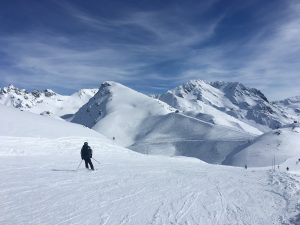 Skieur en haut d'une montagne enneigée
