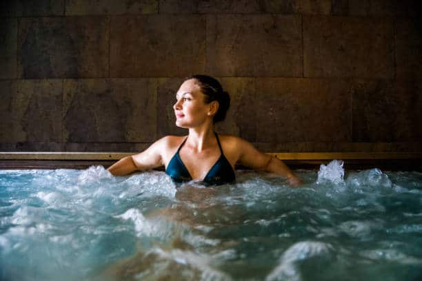 Femme dans piscine à bulles dans un spa
