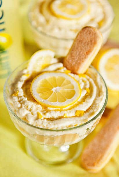 Coupe de tiramisu au citron décoré d'une rondelle de citron et d'un biscuit à la cuillère