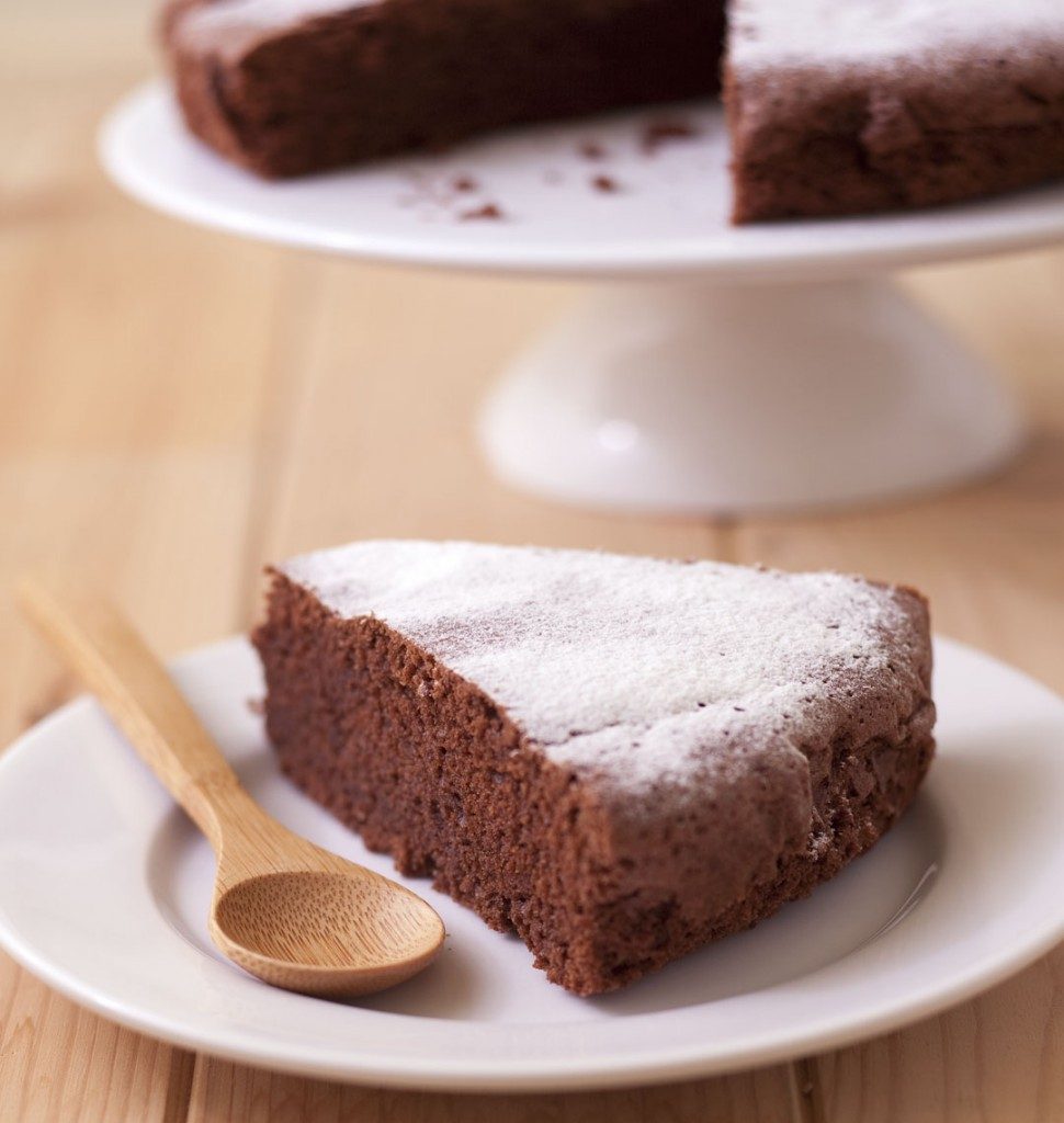 Une part de gâteau au chocolat dans une petite assiette blanche