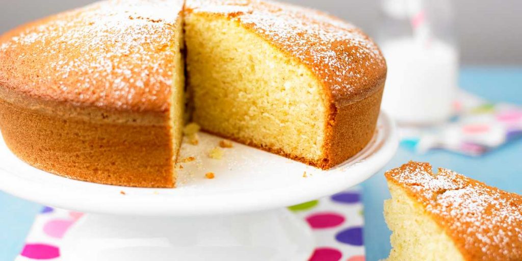 Gâteau au yaourt sur une assiette blanche