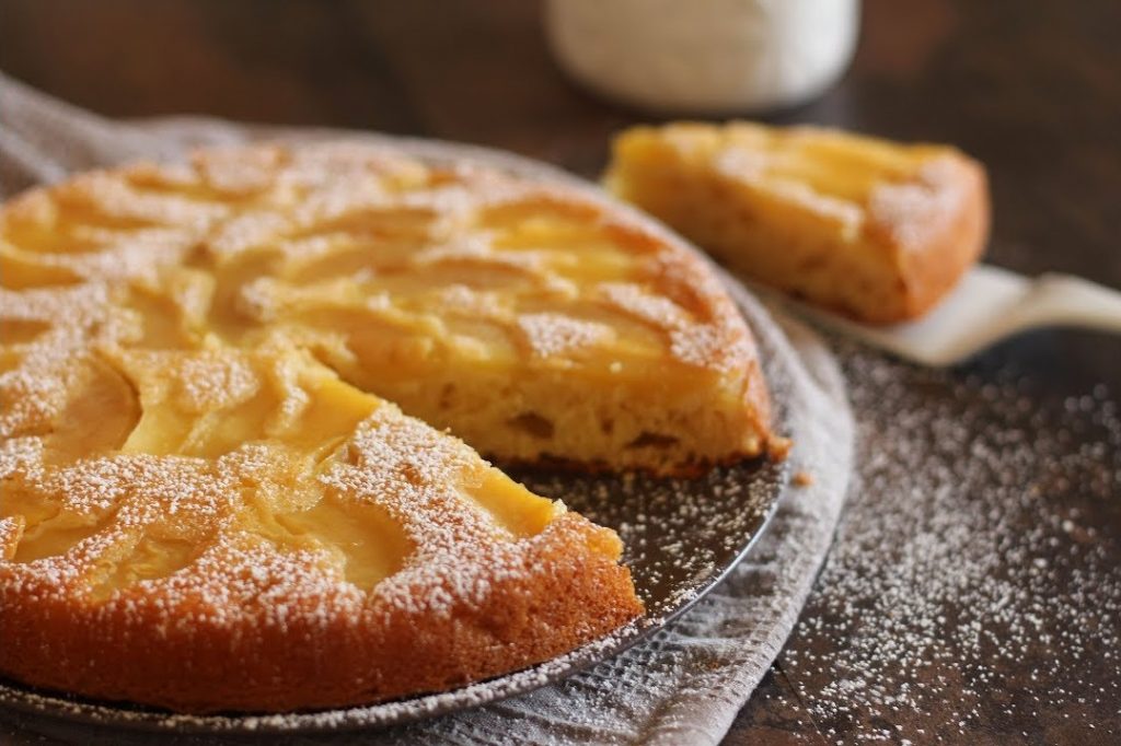 Gâteau aux pommes saupoudré de sucre glace