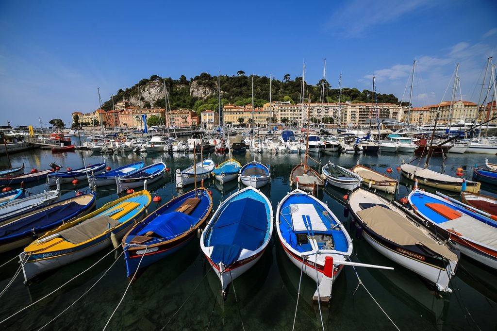 Port de Nice qui baigne dans la Mer Méditerranée