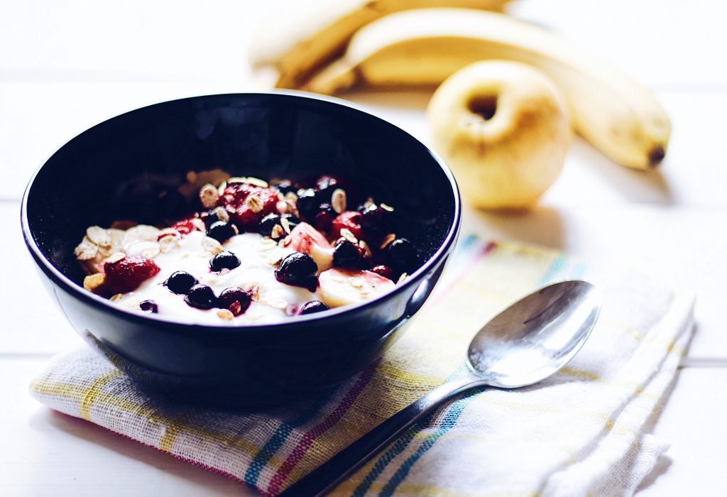 bol de fromage blanc avec du muesli et des fruits