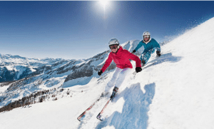 deux skieurs descendant une piste en skis