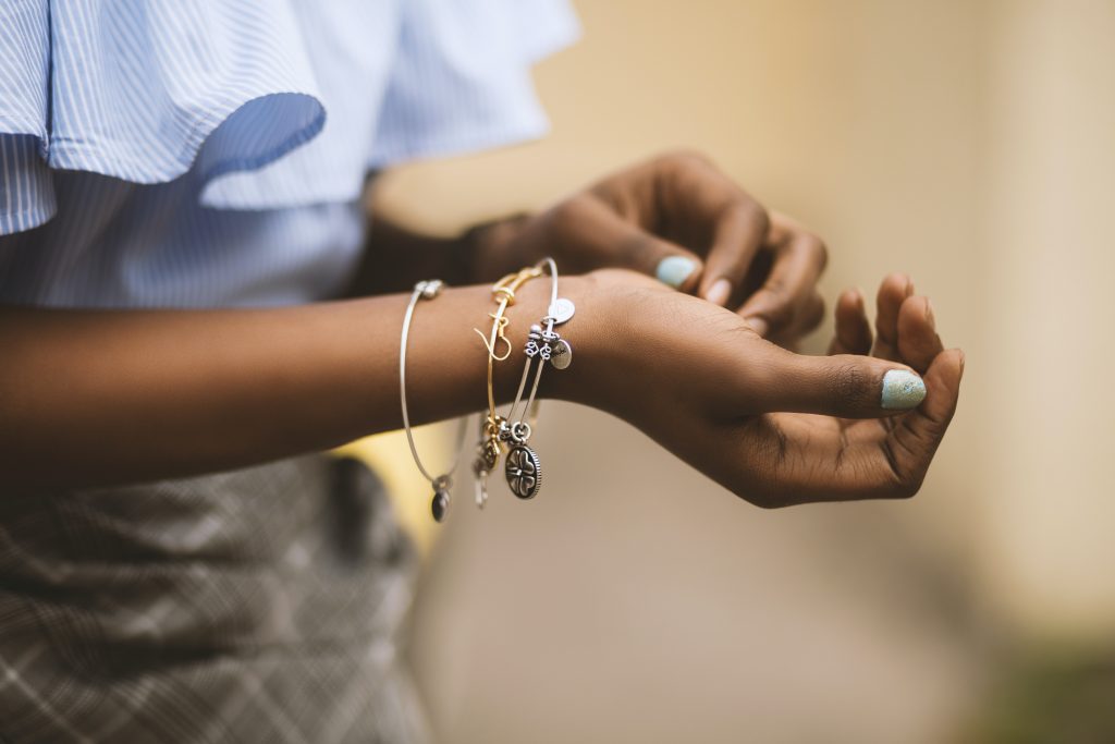 Jeune femme qui prend soin de ses bijoux