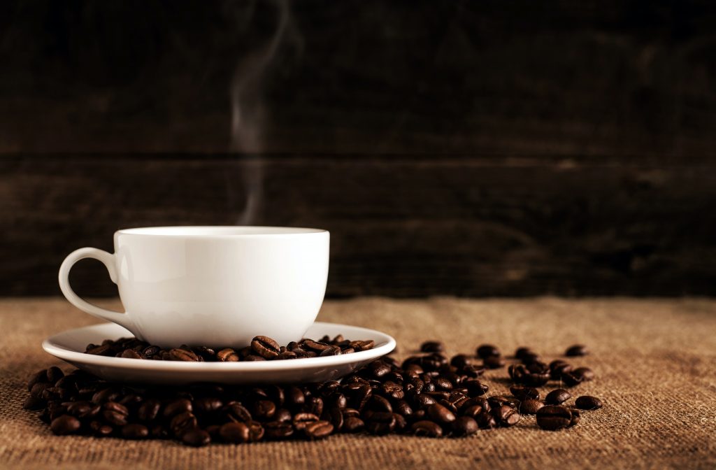 Tasse de café entourée de grains de café