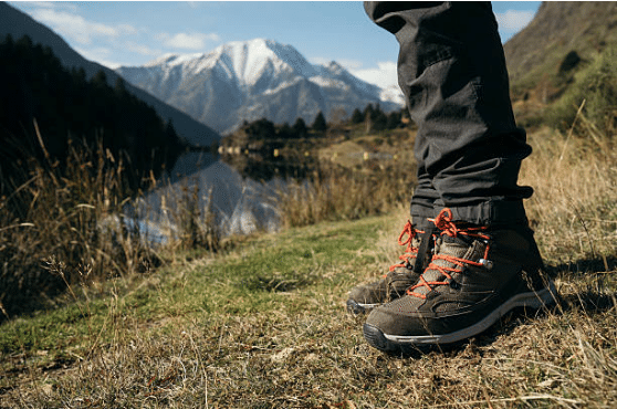 vue sur les pieds d'une personne en chaussures de randonnée à la montagne