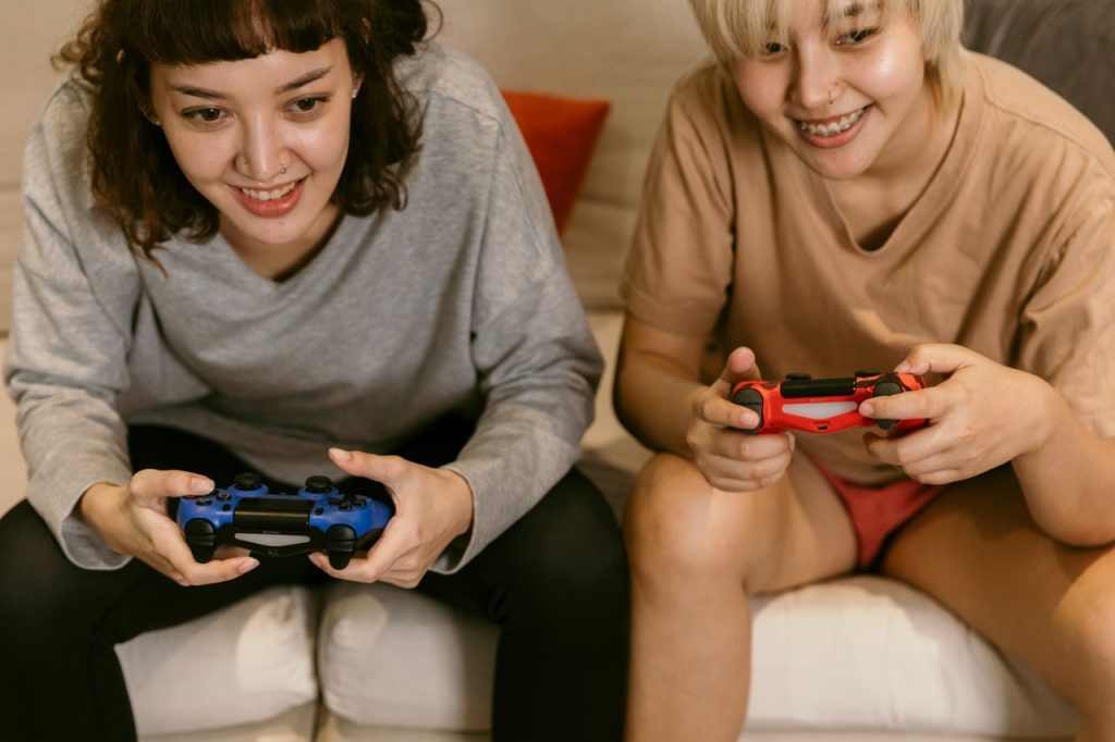 Deux femmes qui jouent aux jeux vidéo