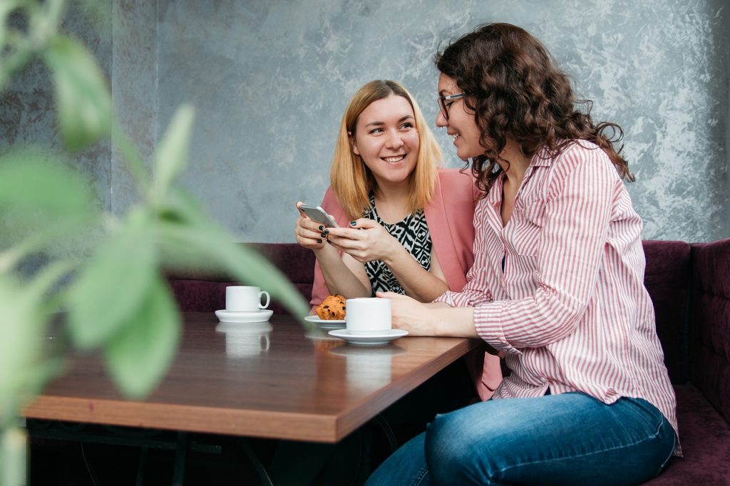 deux femmes qui discutent dans un café