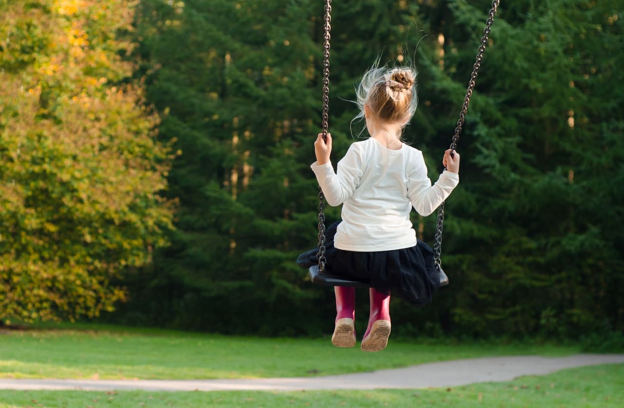 petite fille qui fait de la balançoire