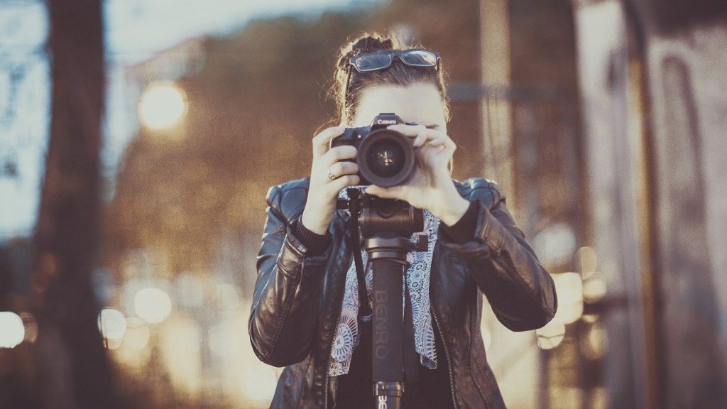 femme avec un appareil photo de face